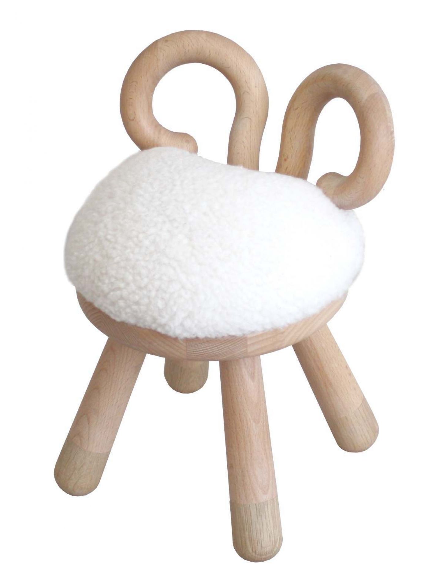Niedlicher Kinderstuhl "Sheep Chair" von EO Denmark mit Lammfell-Sitzfläche und Holzgestell.